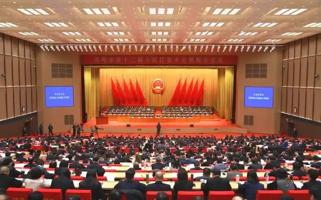 陳玉娟區(qū)長(zhǎng)：加速城區(qū)等地?zé)峁┡娲?打造地?zé)崮芤?guī)?；谜椿瘶影?地大熱能